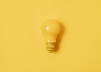 Com bandeira amarela em vigor, energia renovável e modelo de assinatura despontam como alternativas para reduzir impactos na conta de luz