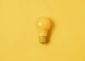 Com bandeira amarela em vigor, energia renovável e modelo de assinatura despontam como alternativas para reduzir impactos na conta de luz