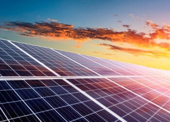 Painéis fotovoltaicos entregam menos potência do que a declarada, aponta estudo da TÜV Rheinland