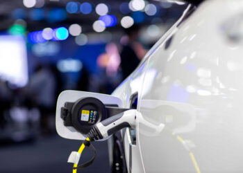 Pontos de recarga de veículos eletrificados em condomínios exigem cuidados