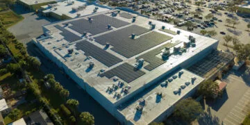 Buscas por energia solar para empresas crescem mais de 1.000%