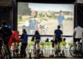 Cinema ao ar livre movido a energia limpa de bicicletas estreia em Penha (SC)