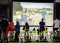 Cinema ao ar livre movido a energia limpa de bicicletas estreia em Penha (SC)