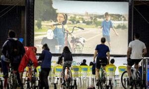 Cinema ao ar livre movido a energia limpa de bicicletas estreia em Penha (SC)