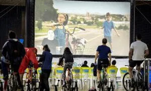 Cinema ao ar livre movido a energia limpa de bicicletas estreia em Penha (SC)