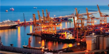 Nos portos que não dormem, a energia precisa ser mais do que constante — precisa ser inteligente