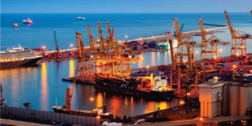 Nos portos que não dormem, a energia precisa ser mais do que constante — precisa ser inteligente