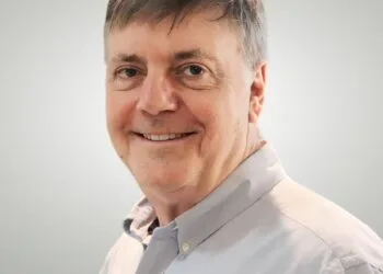 Energia limpa avança apesar das crises e abre espaço para soluções de potência e armazenamento