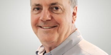 Energia limpa avança apesar das crises e abre espaço para soluções de potência e armazenamento