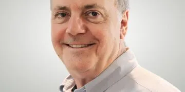 Energia limpa avança apesar das crises e abre espaço para soluções de potência e armazenamento