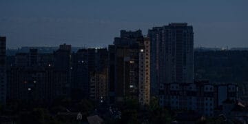 42% dos brasileiros acreditam que a frequência de apagões deve aumentar nos próximos anos, aponta pesquisa