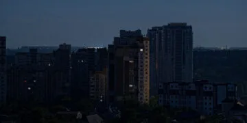 42% dos brasileiros acreditam que a frequência de apagões deve aumentar nos próximos anos, aponta pesquisa