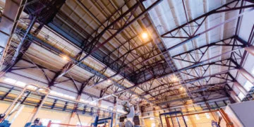 Tecnologias de iluminação industrial evoluem para 200 lumens por watt e vida útil de 10 anos