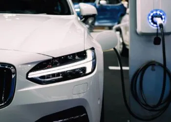 Carros elétricos avançam e transformam estacionamentos em nova infraestrutura energética nas cidades