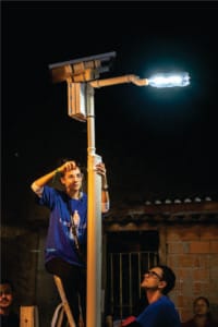 Miguel Badra, em Suzano, recebe postes de energia solar feitos com garrafa PET