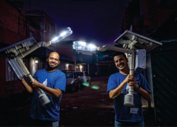 Miguel Badra, em Suzano, recebe postes de energia solar feitos com garrafa PET