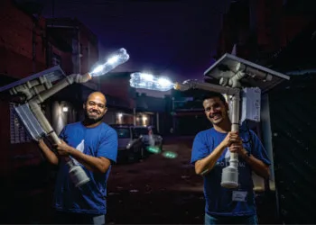 Miguel Badra, em Suzano, recebe postes de energia solar feitos com garrafa PET