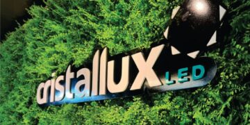 Cristallux completa 12 anos e estreia como expositora internacional