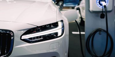 Carros elétricos avançam e transformam estacionamentos em nova infraestrutura energética nas cidades