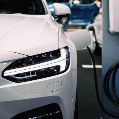 Carros elétricos avançam e transformam estacionamentos em nova infraestrutura energética nas cidades