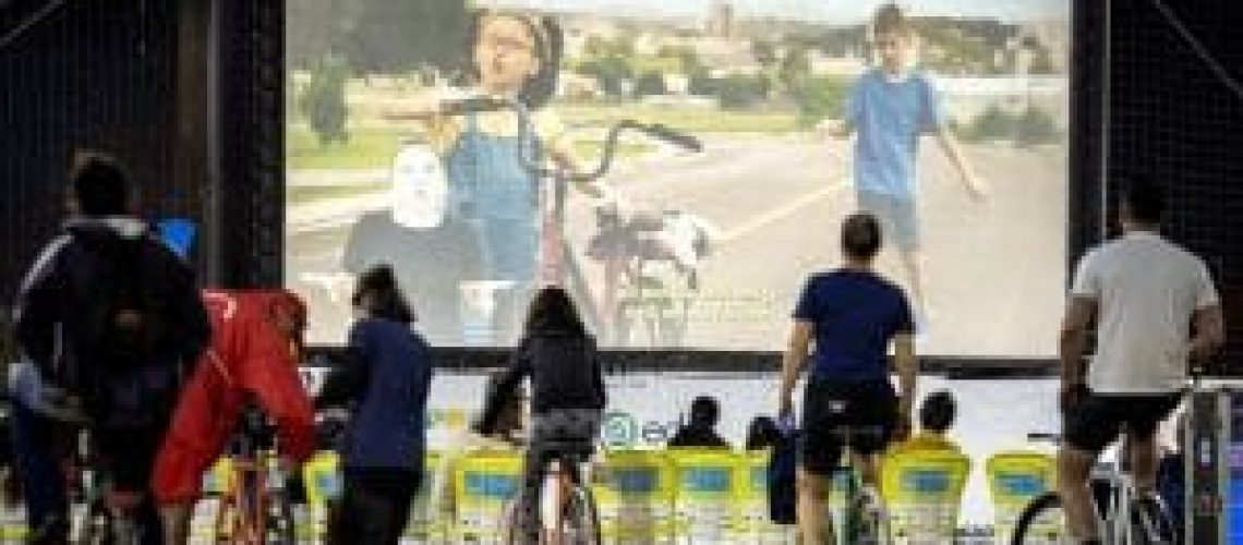 Cinema ao ar livre movido a energia limpa de bicicletas estreia em Penha (SC)