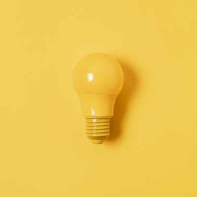 Com bandeira amarela em vigor, energia renovável e modelo de assinatura despontam como alternativas para reduzir impactos na conta de luz