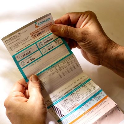 Conta de luz pesa no orçamento e faz consumidor buscar novas formas de economizar