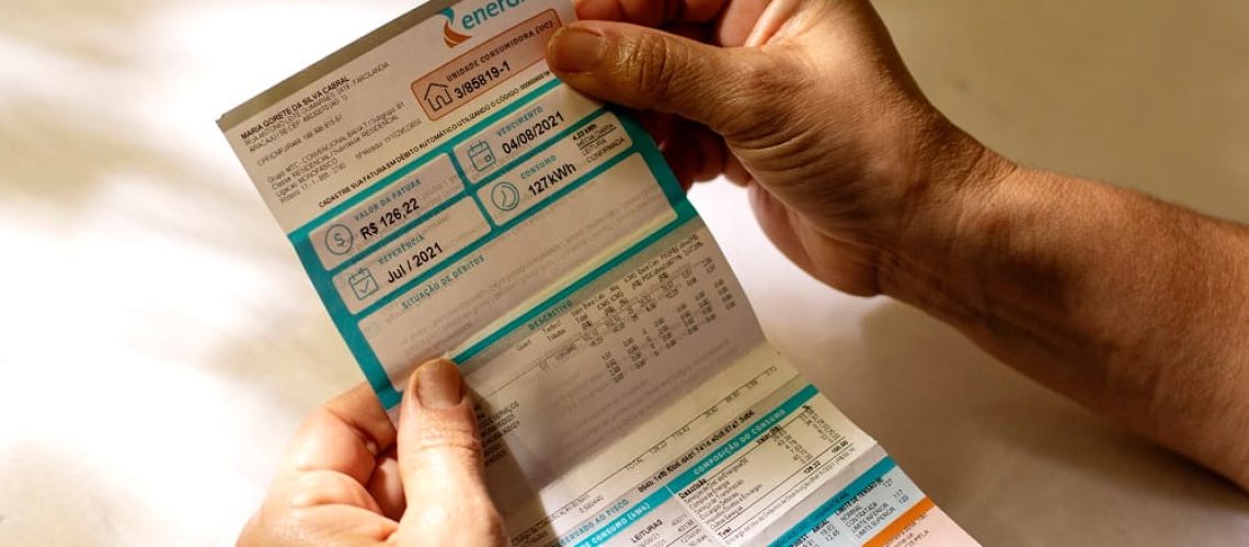 Conta de luz pesa no orçamento e faz consumidor buscar novas formas de economizar