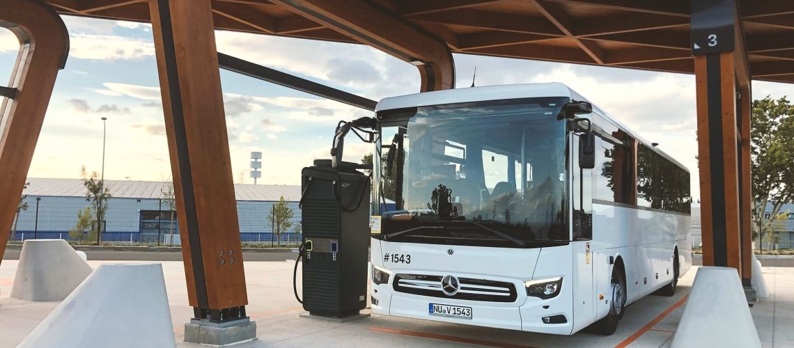 Daimler Buses lança estações públicas de recarga de baterias para ônibus elétricos