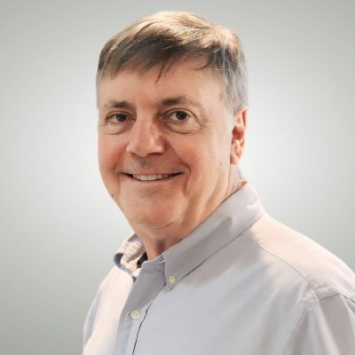 Energia limpa avança apesar das crises e abre espaço para soluções de potência e armazenamento