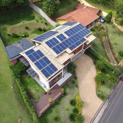 Energia solar ganha força como proteção em cenário global instável
