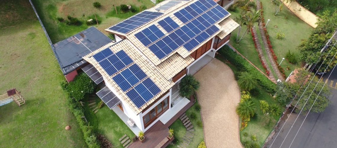 Energia solar ganha força como proteção em cenário global instável