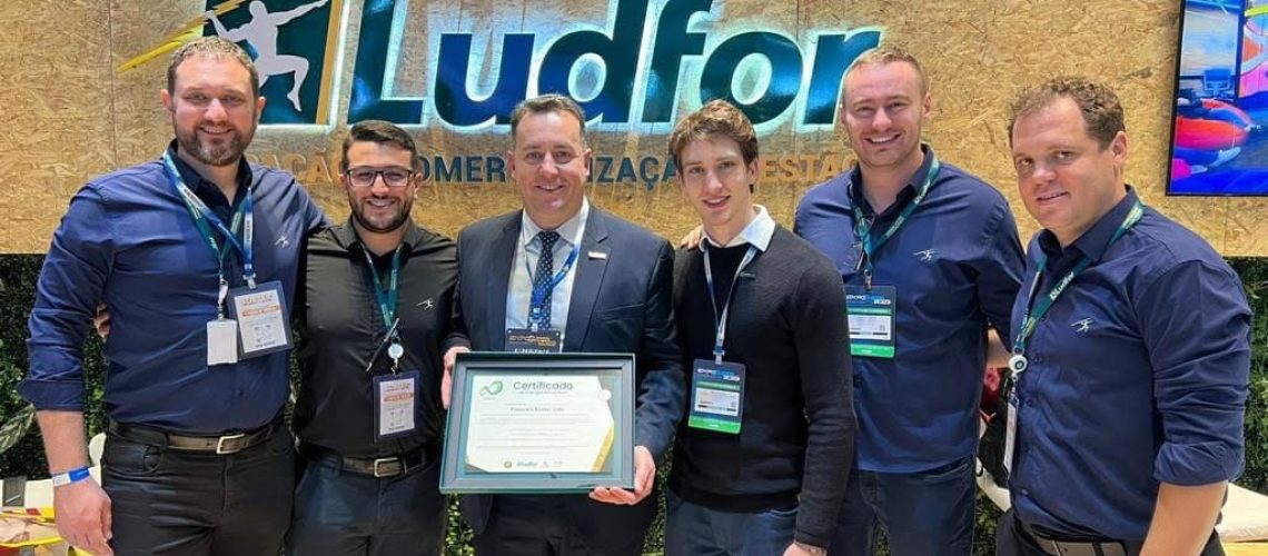 Ludfor entrega certificados de energia renovável a supermercadistas e empresas do setor alimentício na Exposuper