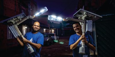Miguel Badra, em Suzano, recebe postes de energia solar feitos com garrafa PET