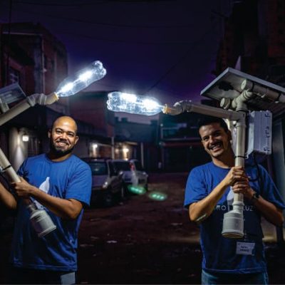 Miguel Badra, em Suzano, recebe postes de energia solar feitos com garrafa PET