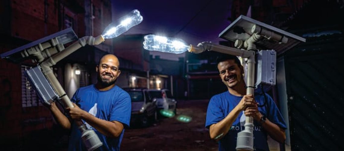 Miguel Badra, em Suzano, recebe postes de energia solar feitos com garrafa PET
