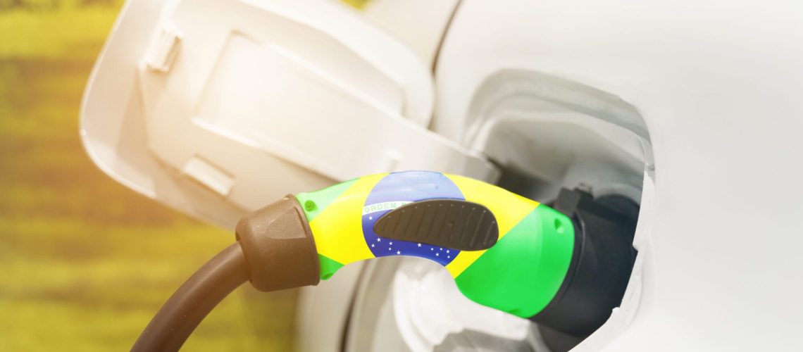 Montadoras no Brasil priorizam híbridos flex, enquanto mundo avança em veículos elétricos