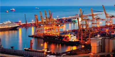 Nos portos que não dormem, a energia precisa ser mais do que constante — precisa ser inteligente