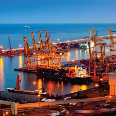 Nos portos que não dormem, a energia precisa ser mais do que constante — precisa ser inteligente