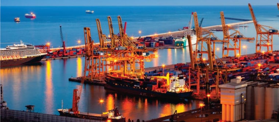 Nos portos que não dormem, a energia precisa ser mais do que constante — precisa ser inteligente