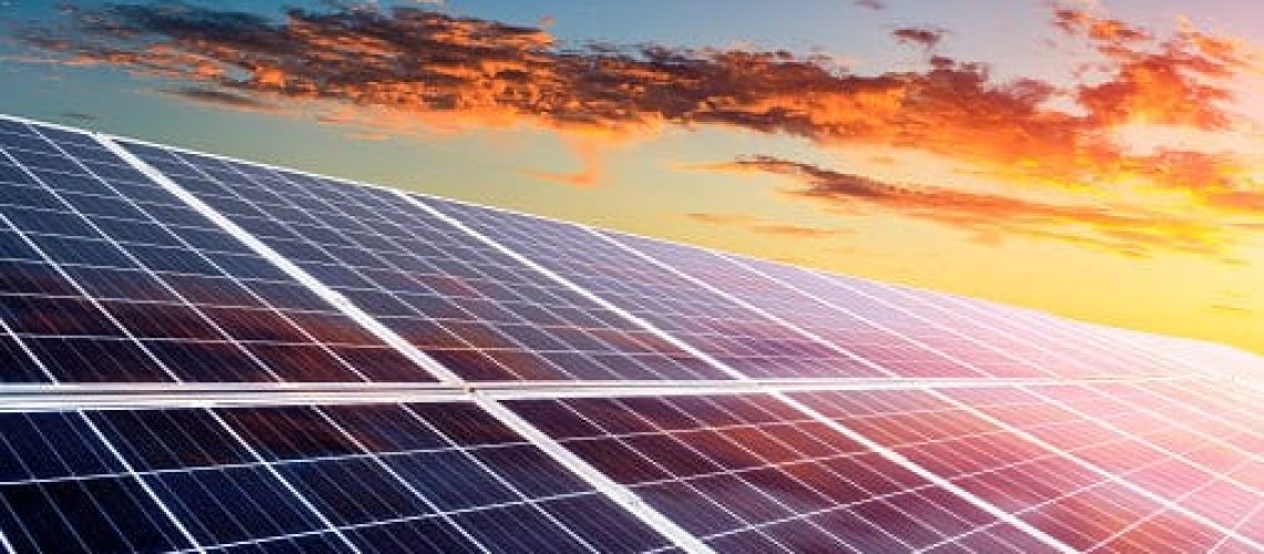 Painéis fotovoltaicos entregam menos potência do que a declarada, aponta estudo da TÜV Rheinland