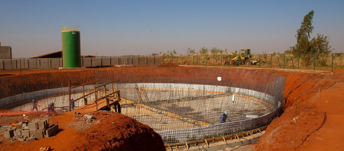 Parque aquático constrói reservatório capaz de armazenar até 3,2 milhões de litros de água quente