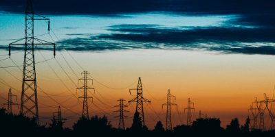 Quase metade dos CEOs de energia e serviços de utilidade pública revelam aumento de receita com investimentos de impacto climático positivo