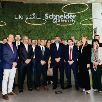 Schneider Electric e MDIC assinam acordo para acelerar a descarbonização industrial no Brasil
