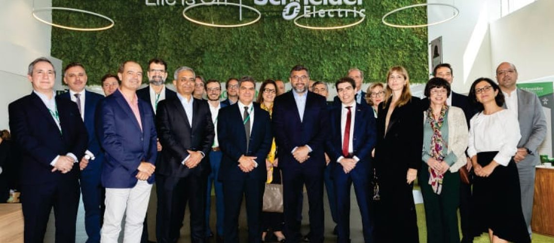 Schneider Electric e MDIC assinam acordo para acelerar a descarbonização industrial no Brasil