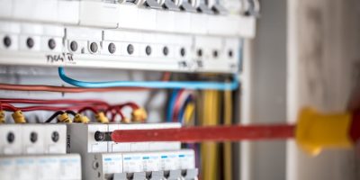 Surtos elétricos causam prejuízo bilionário e evidenciam infraestrutura obsoleta no Brasil