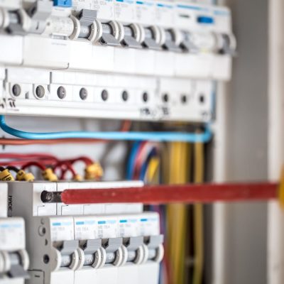 Surtos elétricos causam prejuízo bilionário e evidenciam infraestrutura obsoleta no Brasil