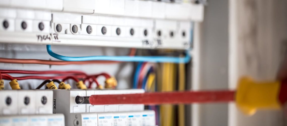 Surtos elétricos causam prejuízo bilionário e evidenciam infraestrutura obsoleta no Brasil